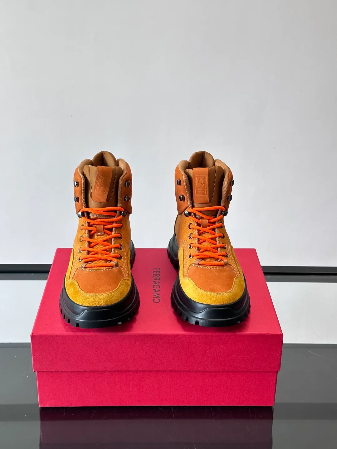 Men's shoes 💰960. Ferragamo's thick-soled lace-up short boots are made of suede + fabric splicing. They have a delicate texture and are breathable. The black rubber thick soles are wear-resistant and have strong traction. They can be worn every day outdoors! The shoelaces are super vibrant and the metal fastener details are perfect. The boot shaft is adjustable, comfortable and stable to wear. It goes well with workwear style or casual style in autumn and winter. It is warm and fashionable. It is suitable for outdoor activities or daily commuting! size: 39-44 (customized at 38.45.46)
